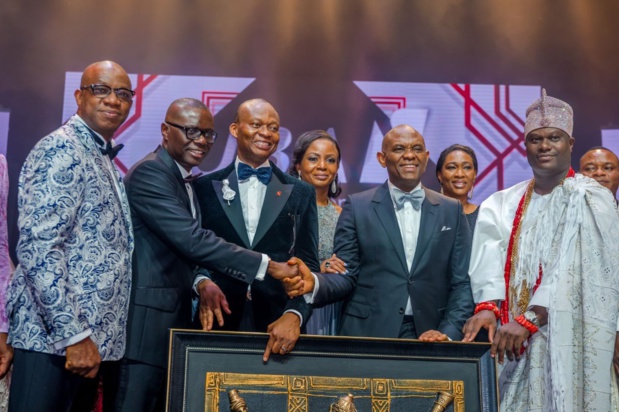 De gauche à droite, M. Dapo Abiodun, Gouverneur élu de l’État d’Ogun ; M. Babajide Sanwo-Olu, ; Gouverneur élu de l’État de Lagos; M. Kennedy Uzoka, DG du Groupe UBA; Dr. Awele Elumelu, Épouse du Président du Groupe UBA; M. Tony Elumelu, Président du Groupe UBA; Mme Onari Duke, Administratrice du groupe UBA; et le roi Ooni d’ Ife, Oba Adeyeye Ogunwusi; lors de la soirée spéciale ‘UBA CEO Awards’ et de la présentation d’œuvres d’art à Oba Ogunwusi dans le cadre de la célébration du 70e anniversaire de la banque à Lagos le 27 avril.