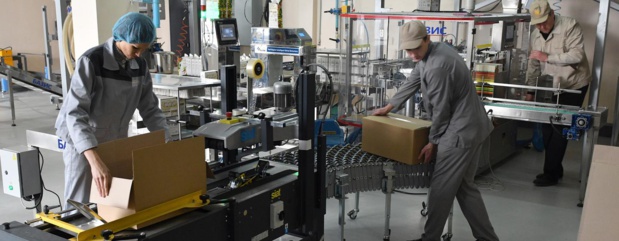 FAO/Genya Savilov Employés travaillant sur la ligne d'emballage dans une usine de traitement des céréales, Ukraine.