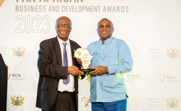 Le professeur Benedict Oramah, président et président du conseil d'administration d'Afreximbank à droite remettant un Awards à l'un des géants africains des affaires